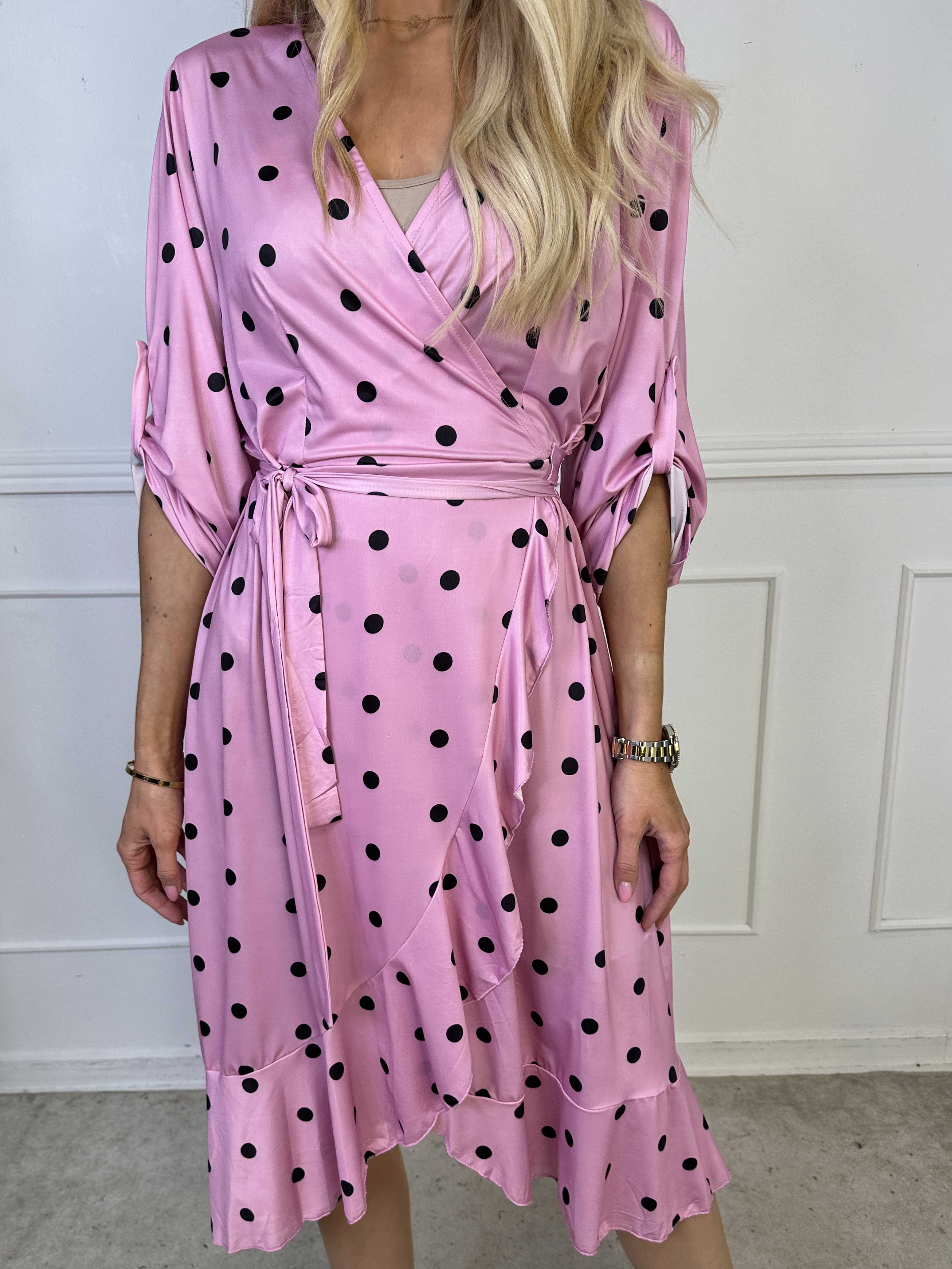 Savina Dot - Elastisk kjole i slå-om-look med prikker og flæsekant